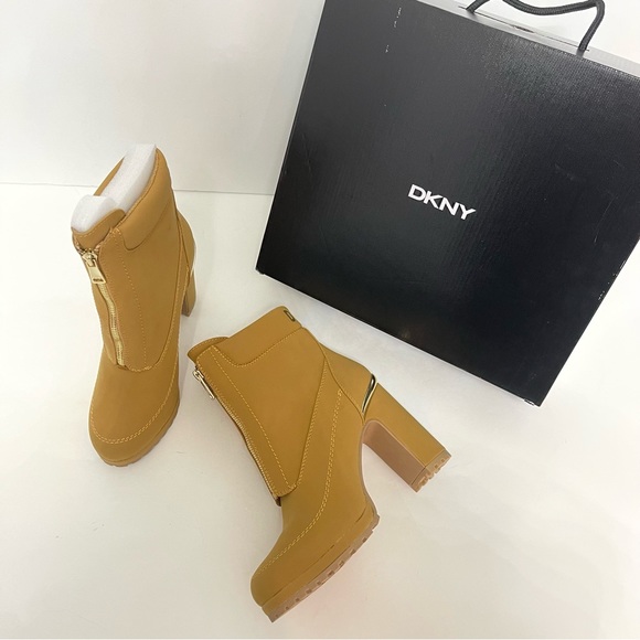 DKNY Logan Lug Sole Heeled Boot In Tan & Gold- New In Box - Reemoly